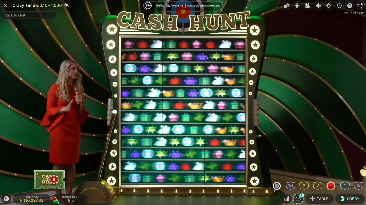 La conduttrice di Crazy Time davanti al tabellone di Cash Hunt