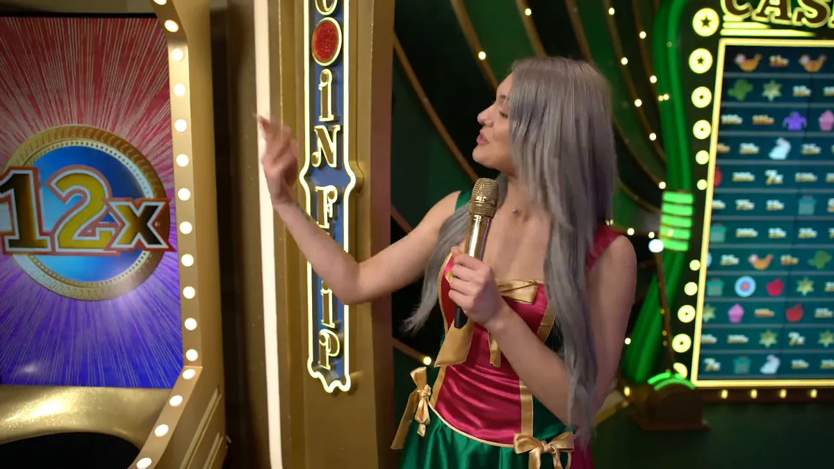 La conduttrice di Crazy Time accanto al Coin Flip con un moltiplicatore 12x