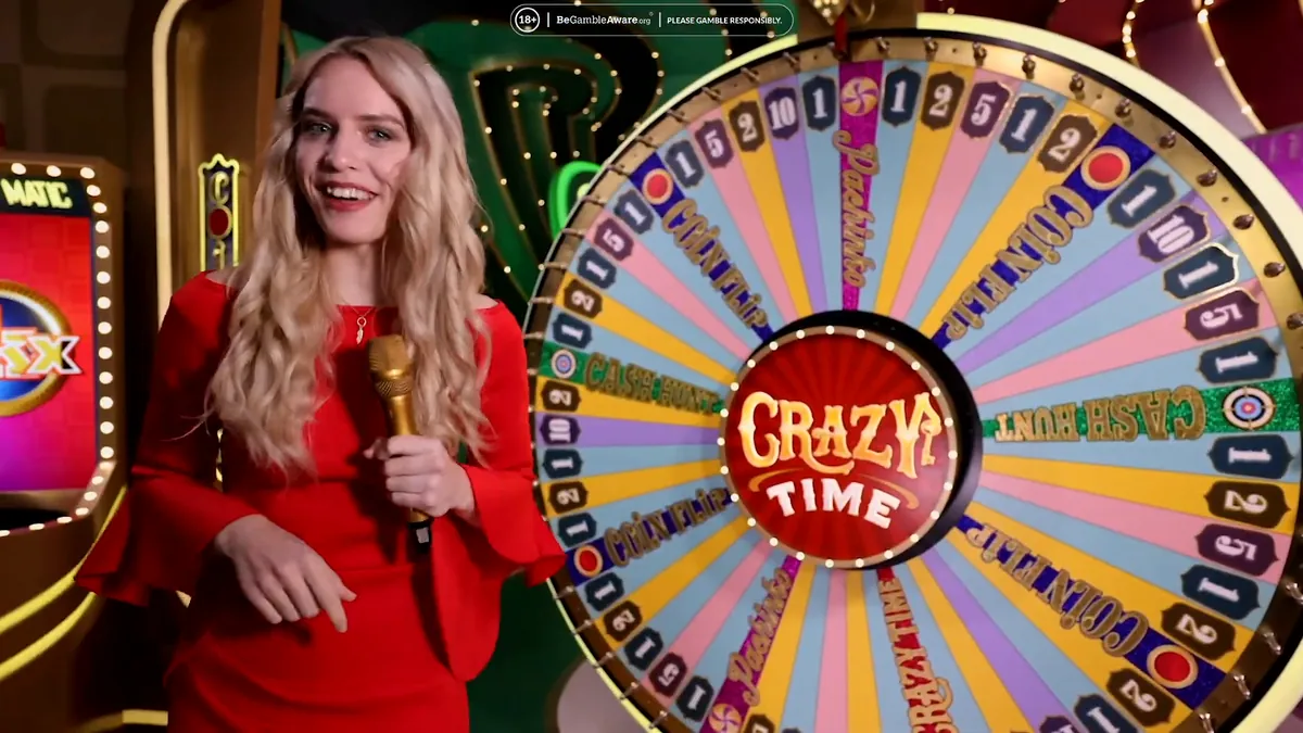 Una conduttrice di Crazy Time sorride accanto alla ruota