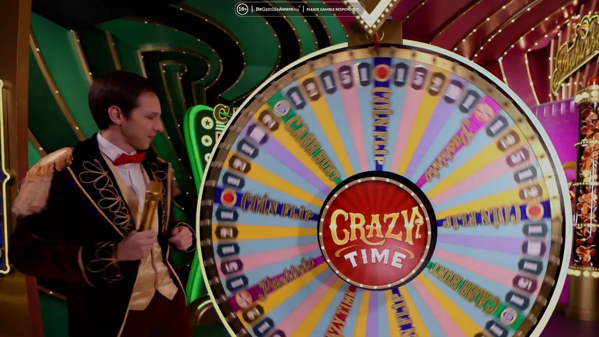 Due conduttori di Crazy Time accanto alla ruota