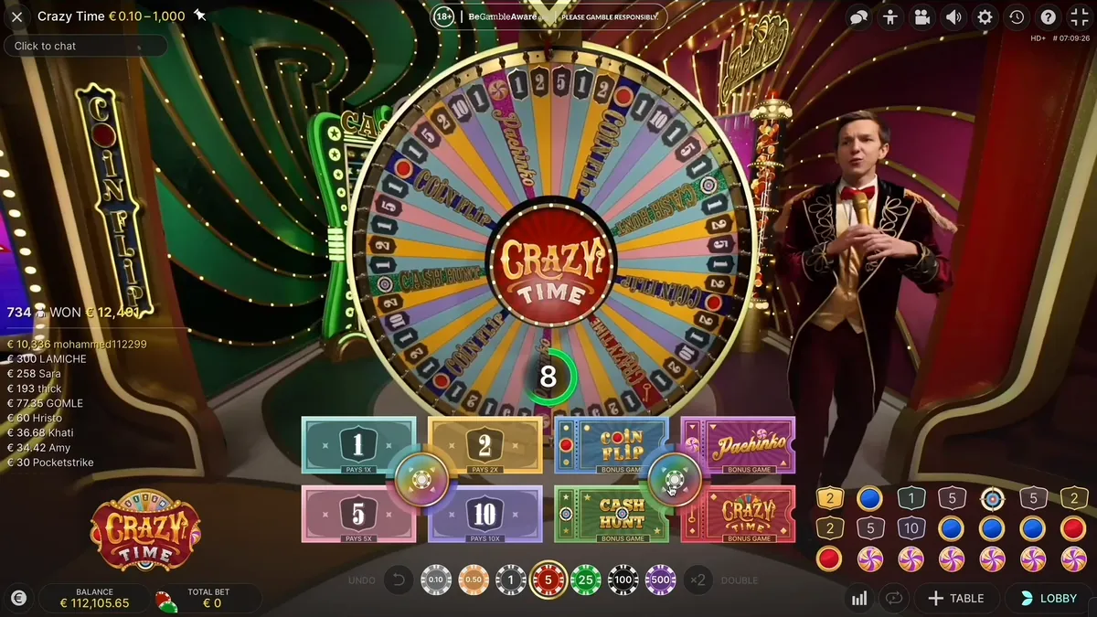 La ruota di Crazy Time con il conduttore e il tabellone delle puntate in basso